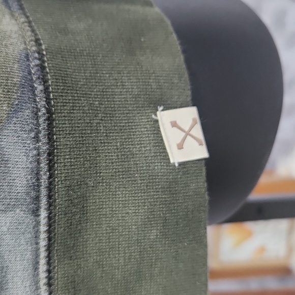 Blake Shelton x Lands' End Men's Serious Sweats Crewneck Sweatshirt - Picture 4 of 9